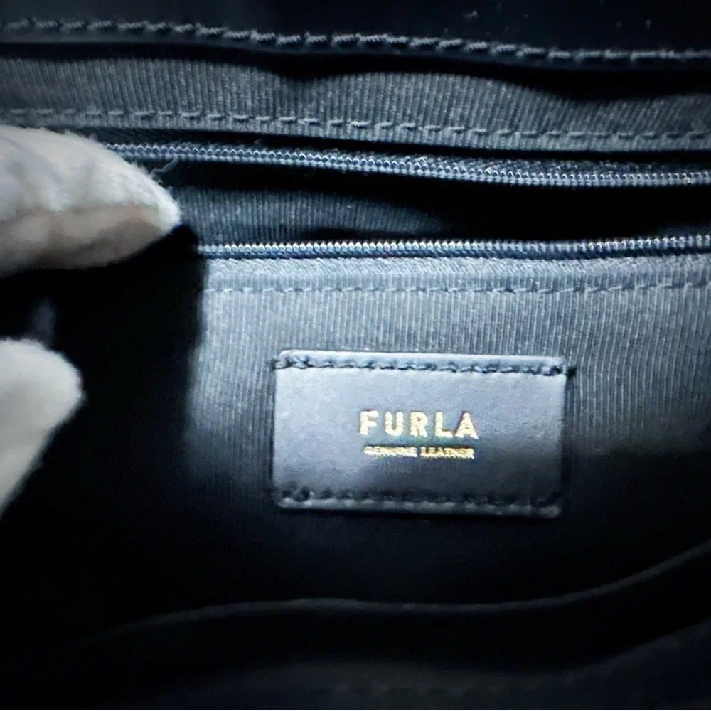 Vintage Furla soho Shoulder Bag Black Leather with Gold Accents new without tags - Picture 6 of 17